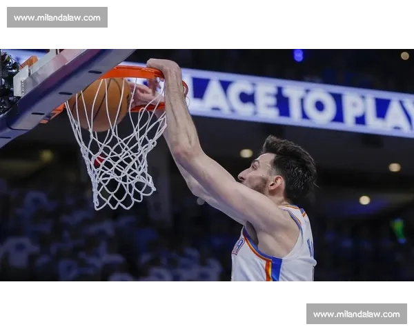 力劈华山!史密斯隔人补扣领衔总决赛十佳球