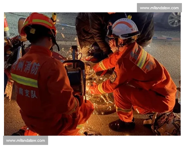 洪水中的生命托举:榕江消防员用身躯筑起 “避风港” 洪水中的生命托举:榕江消防员用身躯筑起 “避风港”