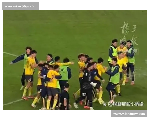 苏超争议一幕!泰州 5 号恶意踹人染红,裁判判罚引球迷集体声讨 苏超争议一幕!泰州 5 号恶意踹人染红,裁判判罚引球迷集体声讨