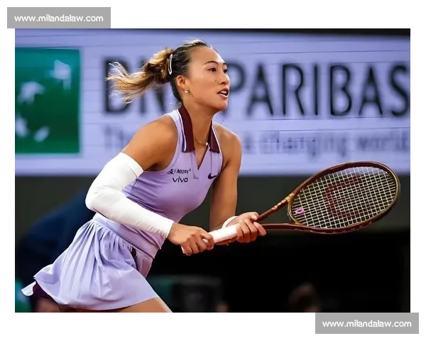 郑钦文赠阿尔卡拉斯 Labubu:温网训练场暖心互动,潮玩跨界点燃网坛友谊 郑钦文赠阿尔卡拉斯 Labubu:温网训练场暖心互动,潮玩跨界点燃网坛友谊